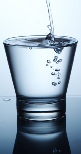 glas of pouring water with reflection1